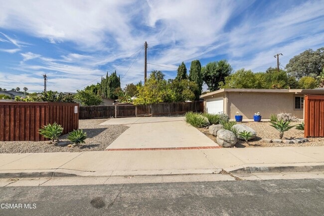 Building Photo - 865 E Hillcrest Dr
