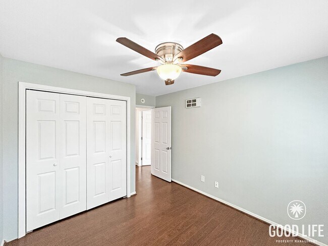 Building Photo - Spacious 2B/1.5BA Condo in Bay Park! Reserved Parking, Balcony, Fireplace Display & Pool!