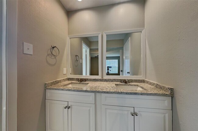 Building Photo - 4819 Bridgeville Ln