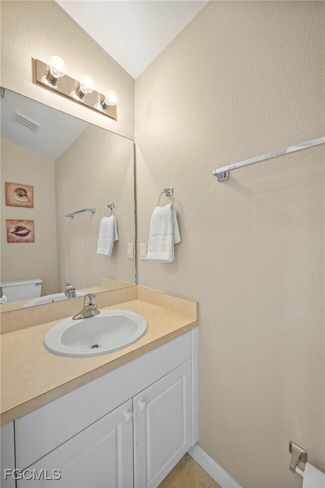 Building Photo - 1831 SE Van Loon Terrace