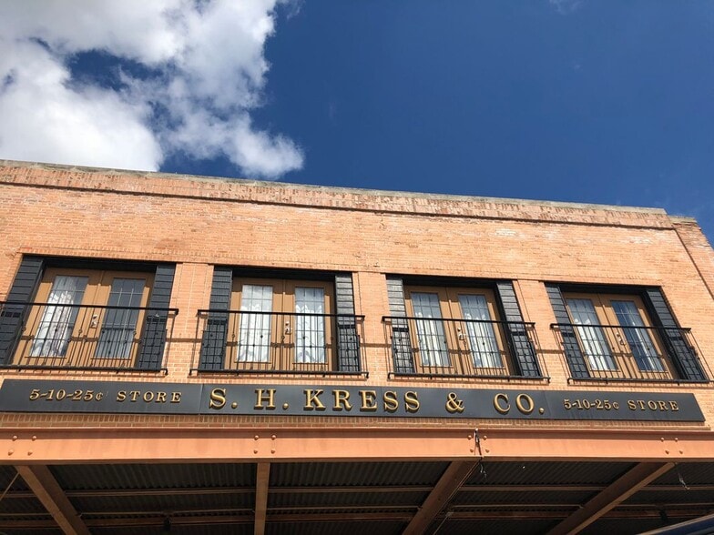 Building Photo - 115 E Tyler