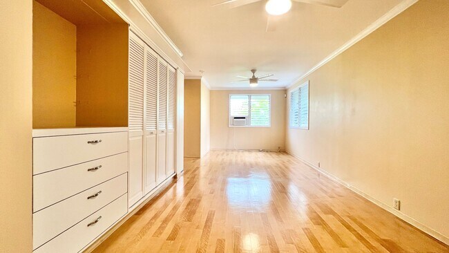 Building Photo - RARELY AVAILABLE 3 BEDROOM NEAR BEACH