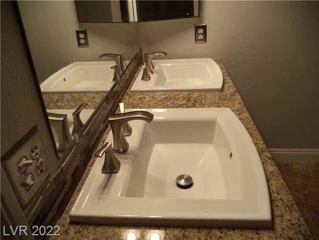 Building Photo - BEAUTIFUL FIRST FLOOR CONDO IN GATED COMMU...