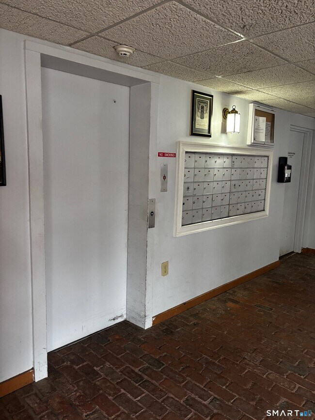 Building Photo - 222 Williams St E