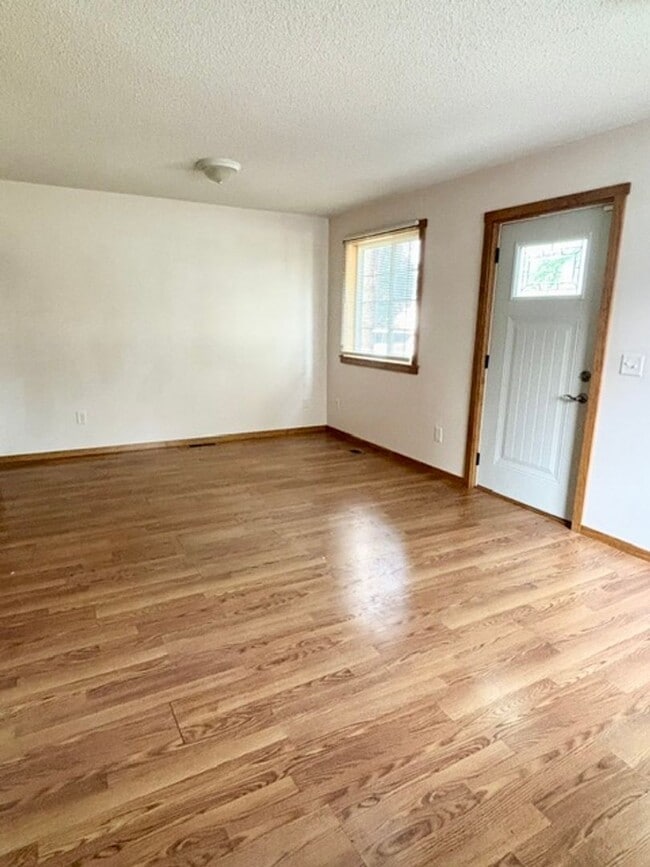 Building Photo - Available Now 2 Bedroom 1 Bath Single Family Home in Waite Park