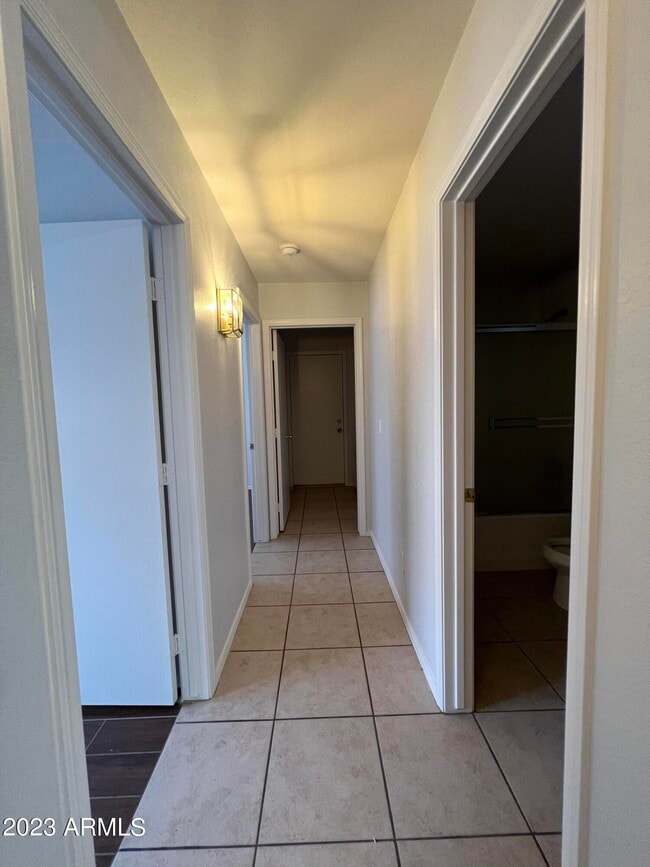Building Photo - 1171 W Goldfinch Way