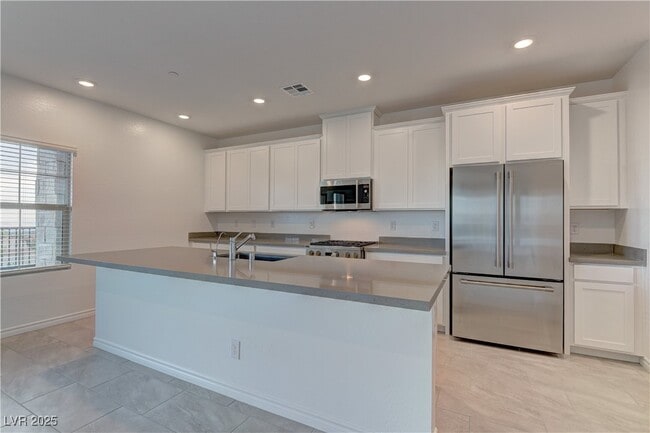 Building Photo - 600 Carriage Hill Dr