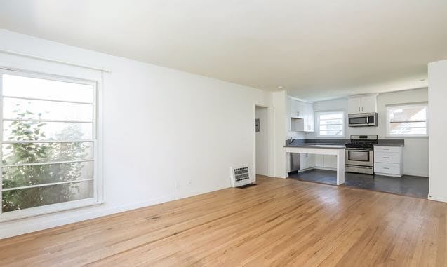 Kitchen - 1031 Ocean Park Blvd