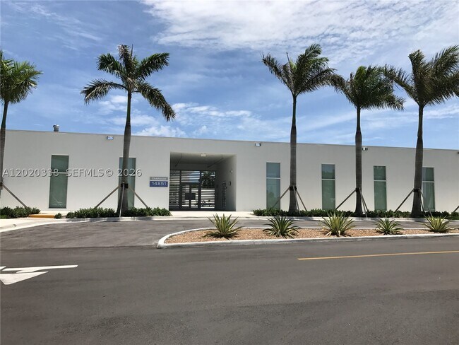 Building Photo - 14951 Royal Oaks Ln