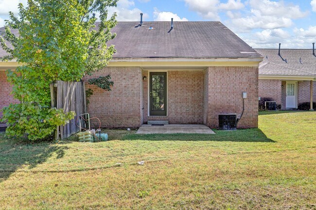 Building Photo - 1676 Joy Cir