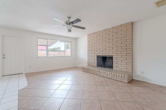 Building Photo - 2543 E Huntington Dr
