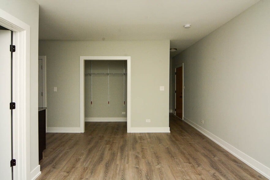 Building Photo - 722 W Brompton