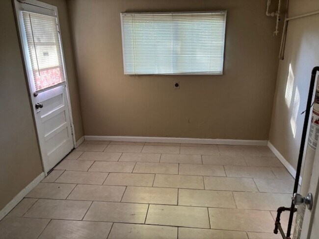 Building Photo - 3 Bedroom, 1 Bath Single Family Home