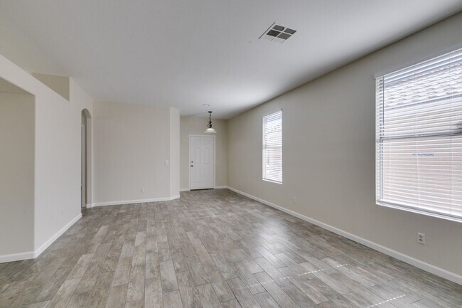 Building Photo - Beautifully updated 3-bedroom home offerin...