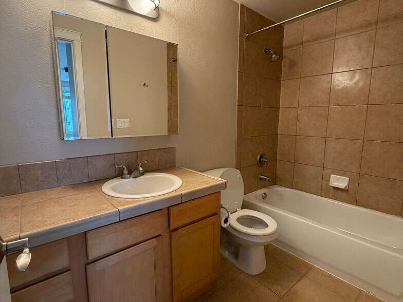 Building Photo - 2200 Thorndyke Ave W