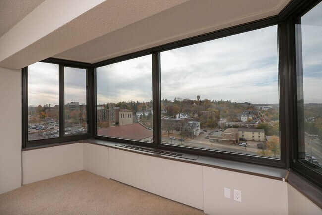 Building Photo - Unbeatable Views, Ample Amenities, 2 Bed 1...