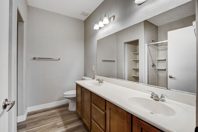 Building Photo - 3 Bedroom Condo