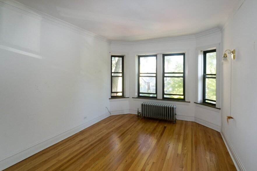 Building Photo - 1913 W Larchmont Ave