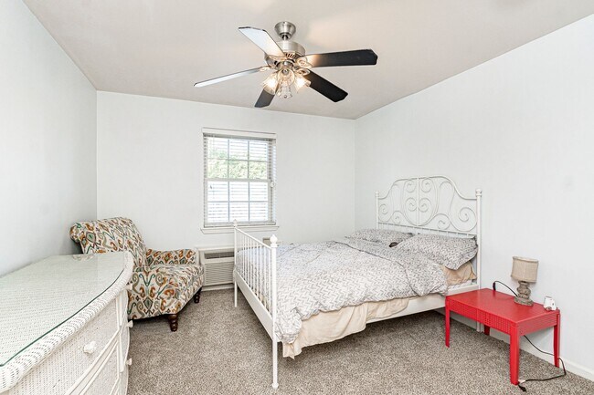 Building Photo - 2 Bedroom Downstairs condo available Now N...