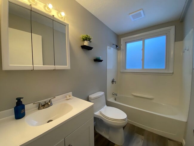 Building Photo - Beautiful 4-Bed, 2 Bathroom North Olmsted OH