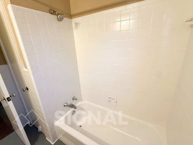 Building Photo - 748 Meadowbrook Dr