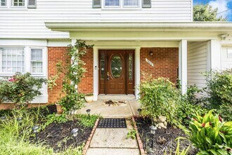 Building Photo - SPACIOUS COLONIAL IN POTOMAC