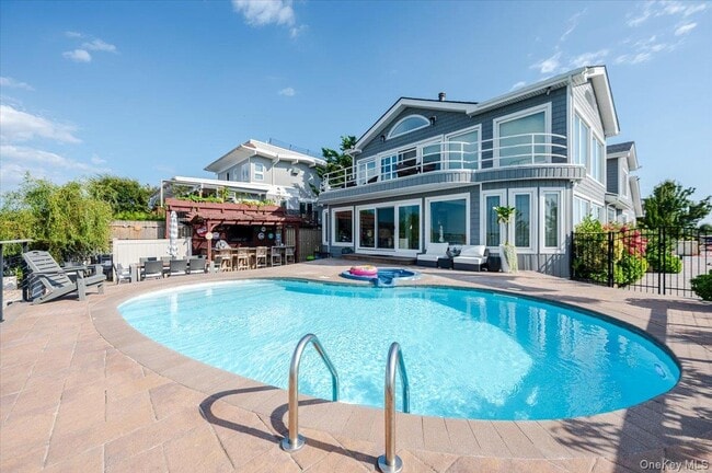 Building Photo - 94 Heron St