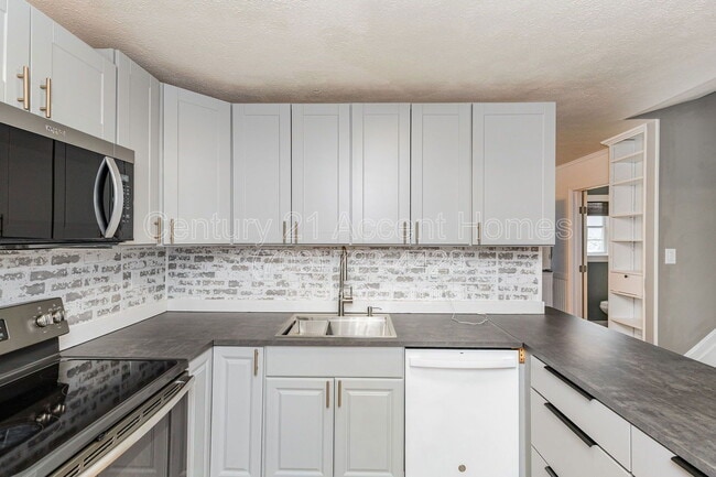 Building Photo - 203 Blueridge Ct