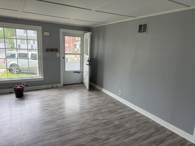 Building Photo - 950 Riverview St NW