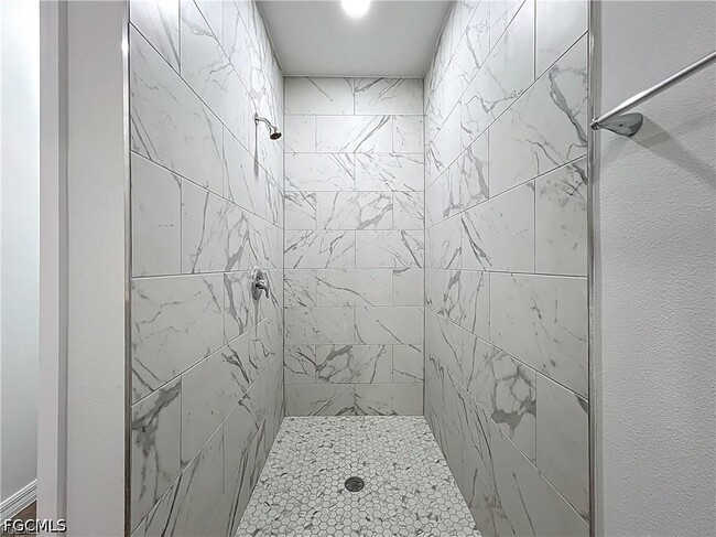 Building Photo - 912 Anthony St E