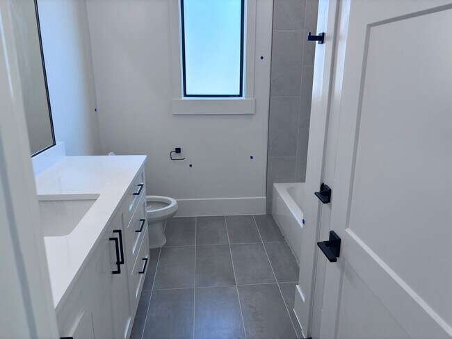 Building Photo - Brand New 6 Bed 4 bath home with built in ...