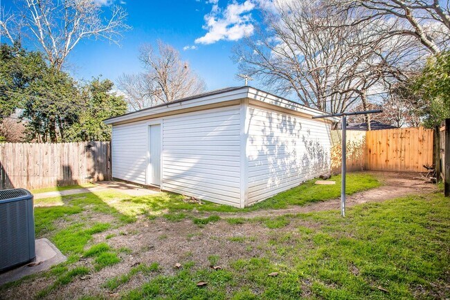 Building Photo - 2 Bedroom, 1 Bath Duplex in Lake Highlands