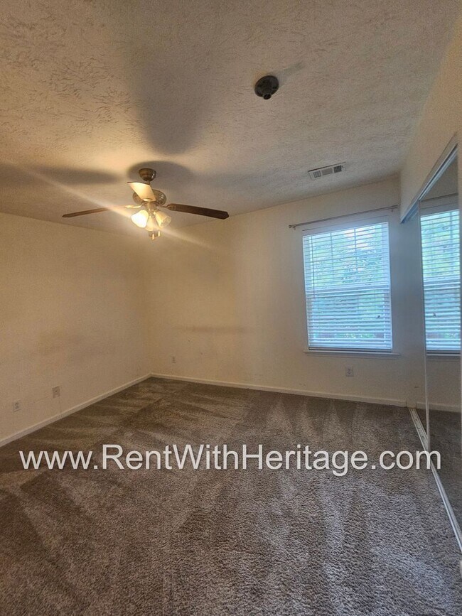 Building Photo - Gorgeous 5 bedroom, 2.5 bath / Attention t...