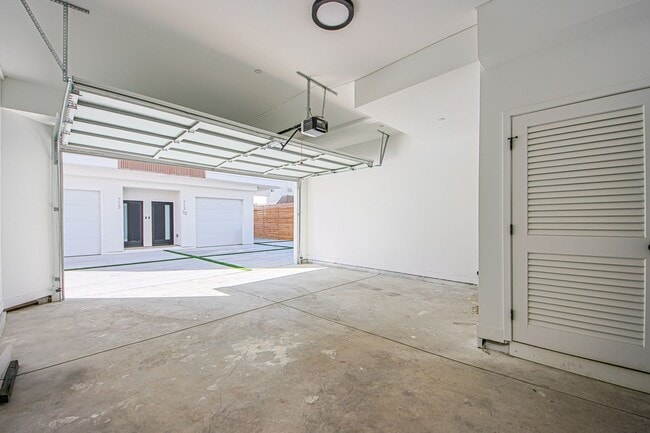 Building Photo - 715 N Gramercy Pl