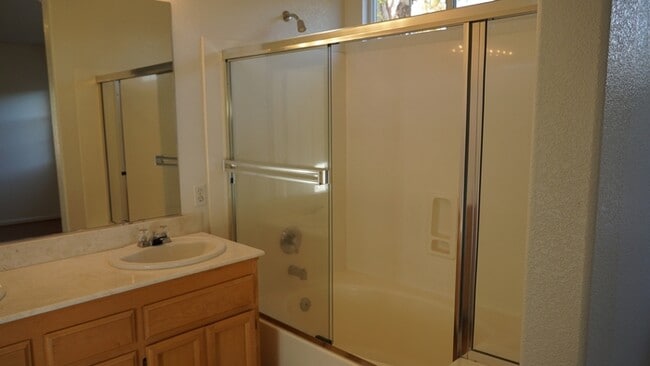 Building Photo - Gorgeous 3 bedroom 2 bathroom home in Sacramento!