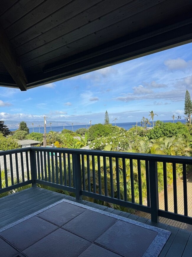 Building Photo - Prime location, large custom home near Wai...