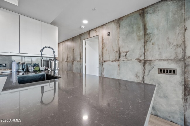 Building Photo - 7167 E Rancho Vista Dr