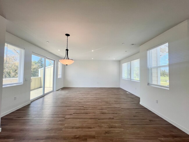 Building Photo - NEW PRICE! Beautiful 3 bedroom 2.5 home in...