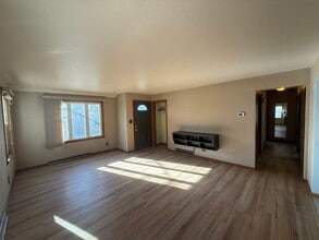 Building Photo - COZY 3 BEDROOM W/ SPACIOUS BACKYARD