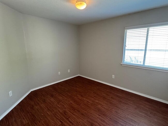 Building Photo - 423 Paddington Dr