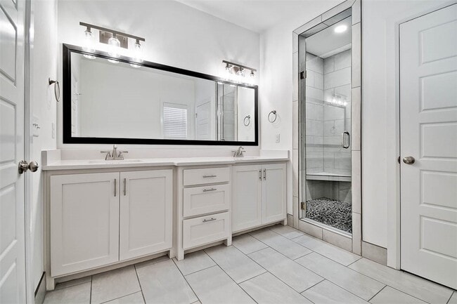Building Photo - 508 W Persimmon St