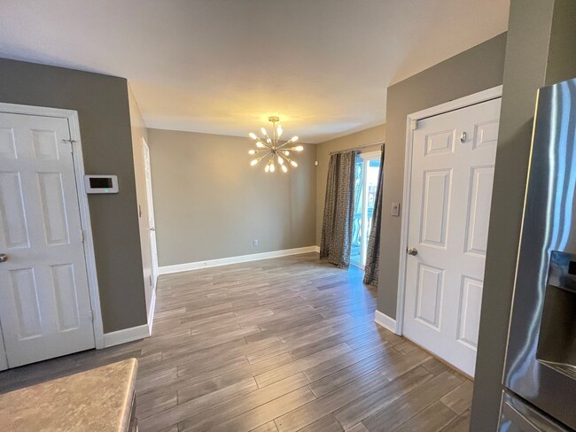 Building Photo - Move In Ready! 2 bed/4 bath townhouse with...