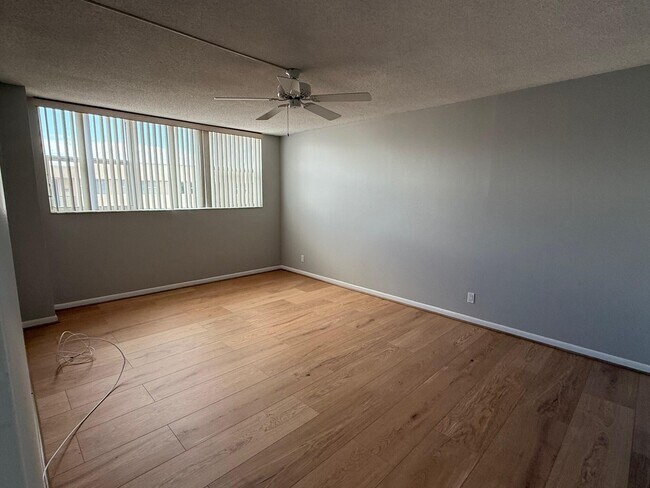 Building Photo - 1236 Hillsboro Mile