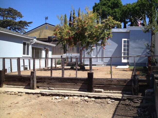 Building Photo - Centrally Located 3/1
