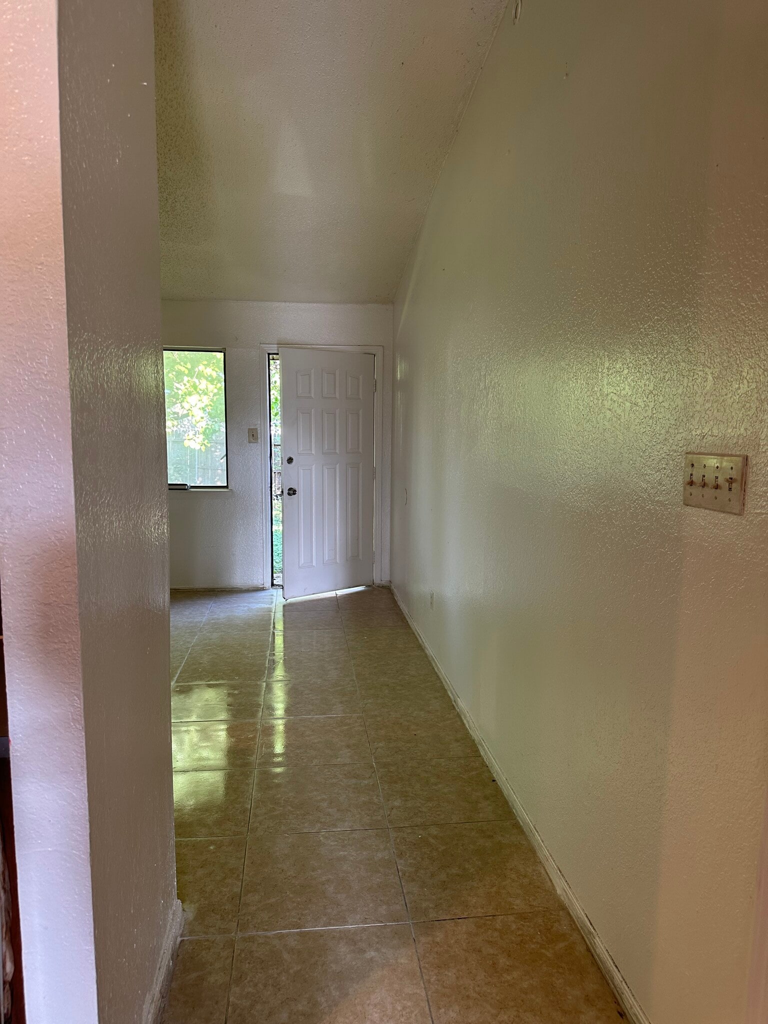 Building Photo - 1513 Lavendale Ln