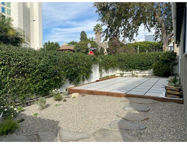 Building Photo - 1833 Fox Hills Dr