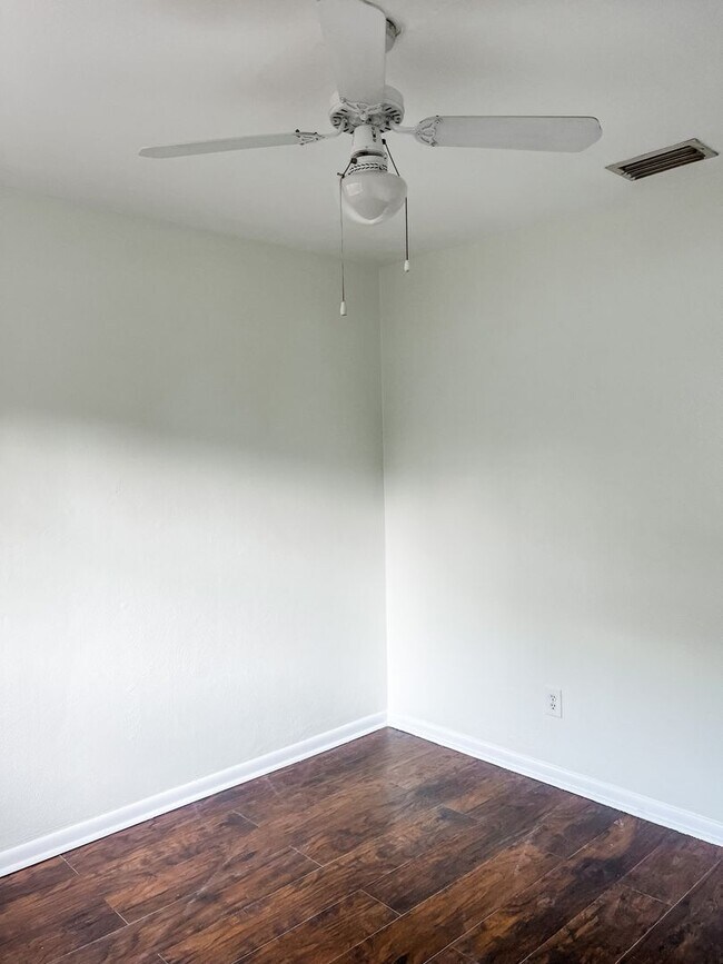 Building Photo - Wonderful 3/1 Home In Audubon Park! Must See!