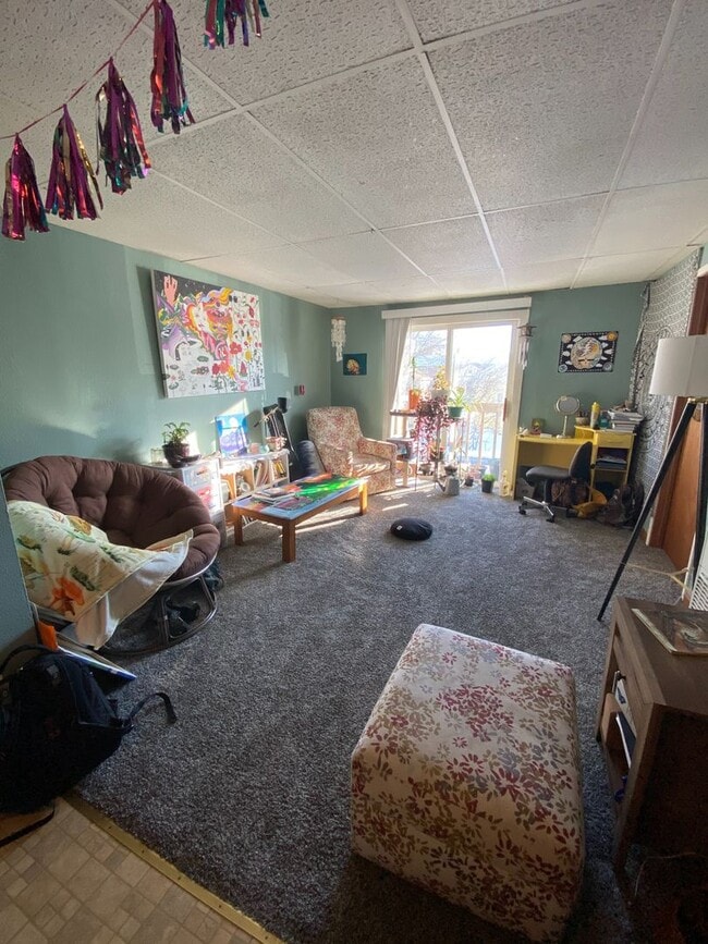 Building Photo - Two Bedroom Apartment Near Campus