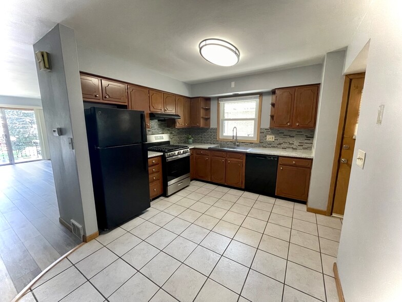 Building Photo - 716 Medford Dr