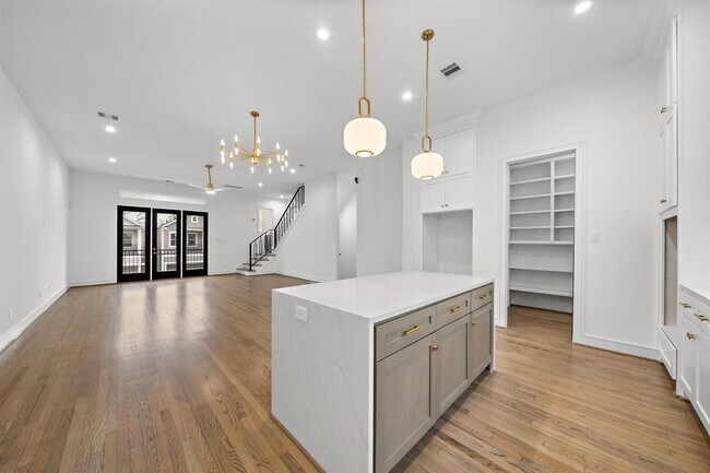 Building Photo - 1013 E 28th St